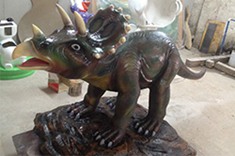 【仿真动物】景观小品玻璃钢恐龙雕塑之一的鹦鹉嘴三角龙雕塑