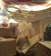【中庭.悬挂】酒店室内玻璃钢彩绘人物雕塑