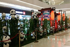 【卡通动物】在某大型商场美陈里开展了一个卡通大熊猫造型的玻璃钢小熊猫主题展