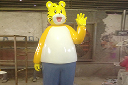 【卡通形象】巧虎人物巧虎爸爸雕塑，高高的身材，大大的肚子