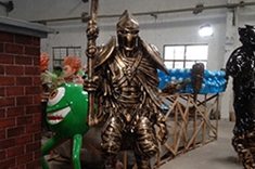 【影视人物】拿刀盔甲迎宾战士雕塑时空穿梭来现代生活！