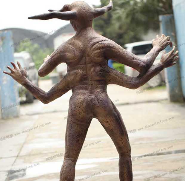 四手怪物雕塑背面