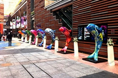 【海洋动物】彩绘海豚组合雕塑摆件，为商业街引来了不少的人流