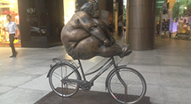 【商业广场】商业街胖女人骑自行车仿铜雕塑