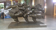 【商业广场】商业街三个胖女人跳舞仿铜雕塑