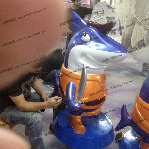 海豚海盗造型雕塑侧面2