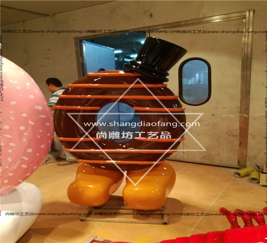 商业美陈装饰橱窗摆件甜甜圈造型玻璃钢雕塑广州厂家