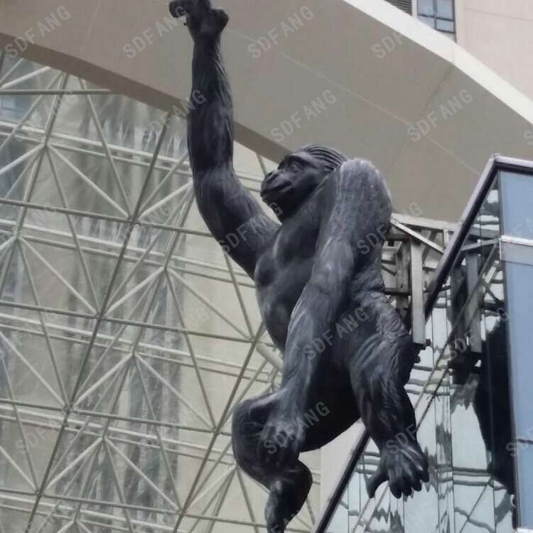 仿真动物大猩猩玻璃钢爬墙雕塑建筑外墙创意装饰