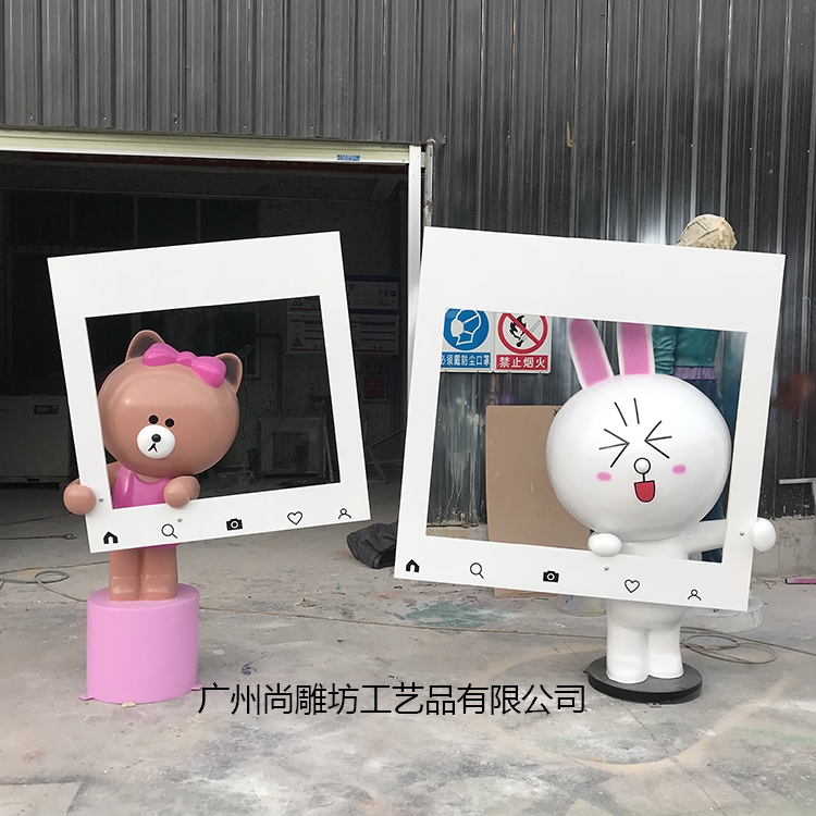 广州尚雕坊厂家定制卡通玻璃钢可妮兔 布朗熊摆件雕塑