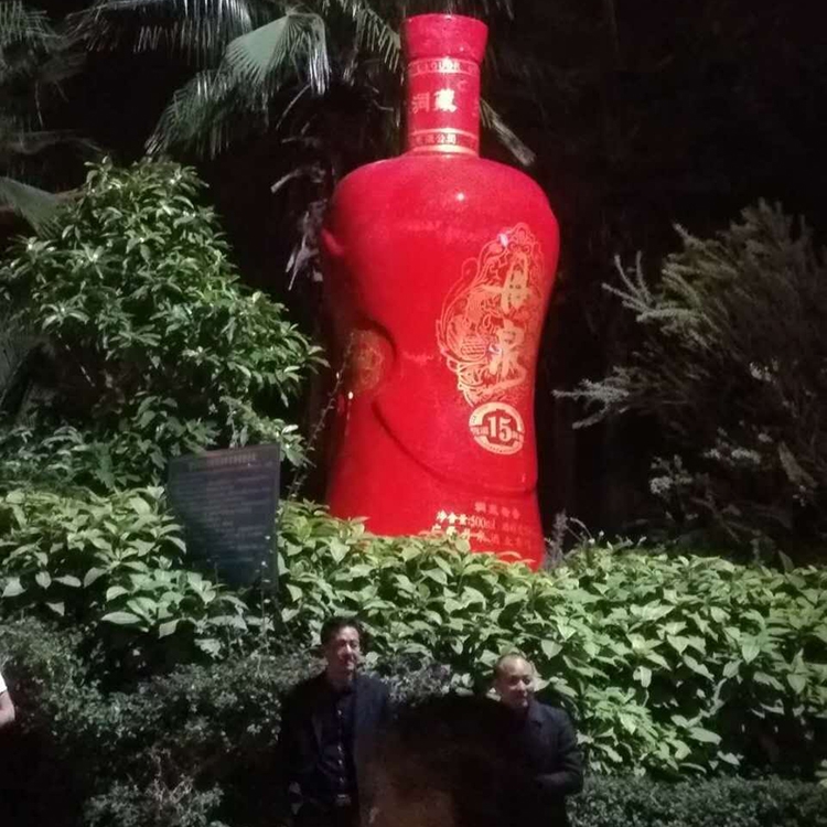 广州尚雕坊玻璃钢厂家定制15年洞藏丹泉酒瓶子雕塑活动道具